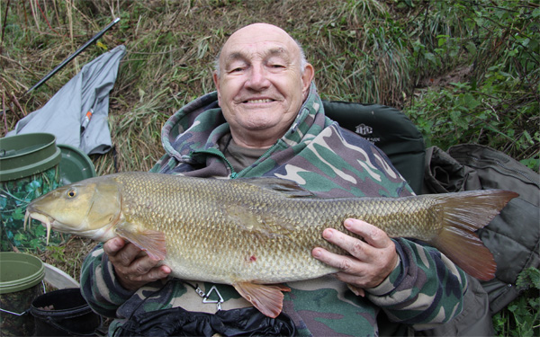 Ron and his 9lbs 2oz barbel 